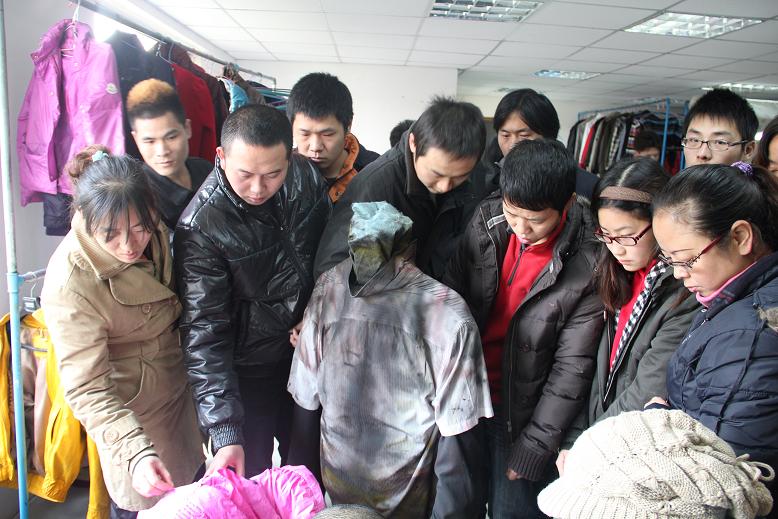 UCC干洗店加盟總部手把手為干洗店加盟商進行干洗技術培訓